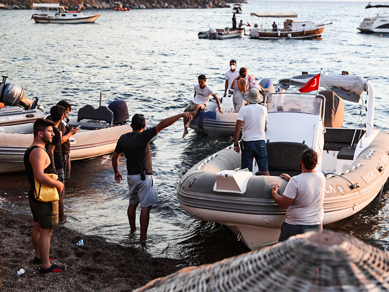 Marmaris Yangını Yayılıyor: Hisarönü Mahallesi Denizden Tahliye Edildi