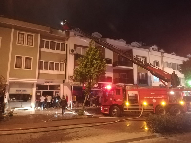 Fethiye'de Apartmanın Çatısında Çıkan Yangın Söndürüldü
