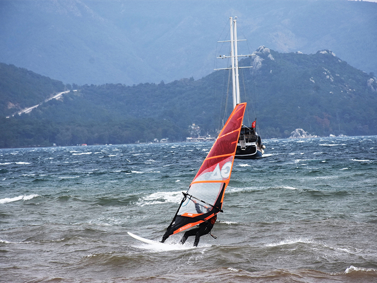 Marmaris'te Adrenalin Tutkunlarından Sörf Keyfi 