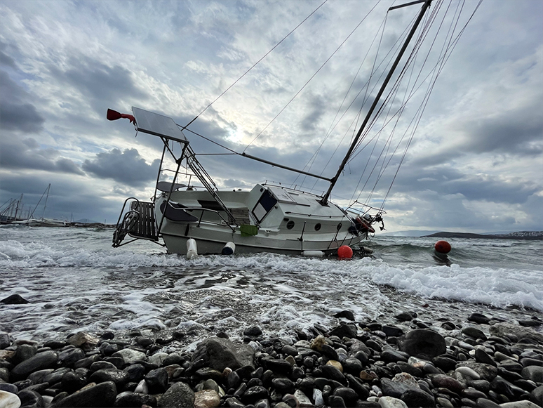 Bodrum'da Bir Tekne Kuvvetli Rüzgâr Nedeniyle Karaya Oturdu