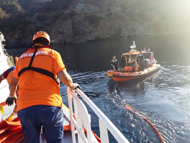 Fethiye'de Batan Teknedeki 3 Kişi Kurtarıldı
