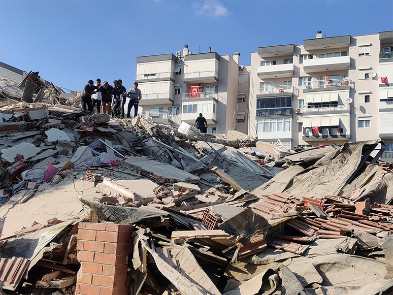 İzmir'deki Depremde Bazı Binalar Yıkıldı