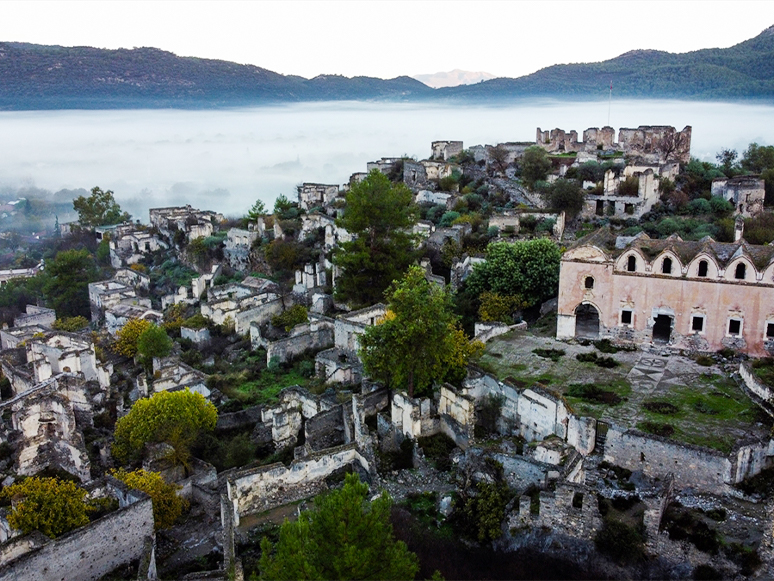 Hayalet Köy Kış Aylarında Puslu Güzelliğiyle İlgi Çekiyor