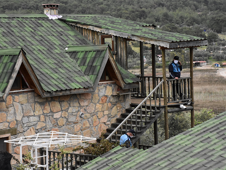 Muğla'daki Akbük Koyu'nda Kaçak Yapıların Yıkımı Devam Ediyor