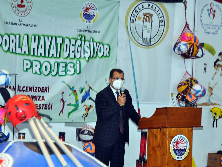 Dalaman'da Proje Kapsamında Okullara Spor Malzemeleri Verildi