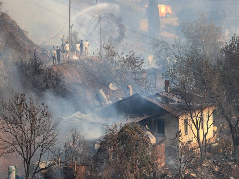 Marmaris'teki Orman Yangını Yerleşim Yerine Kadar Ulaştı