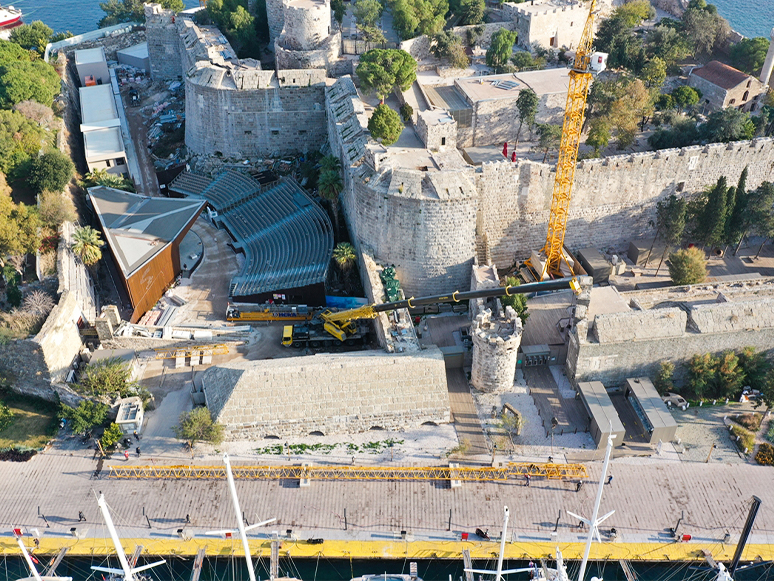 Bodrum Kalesi'ndeki Vinçlerden Biri Kaldırılıyor