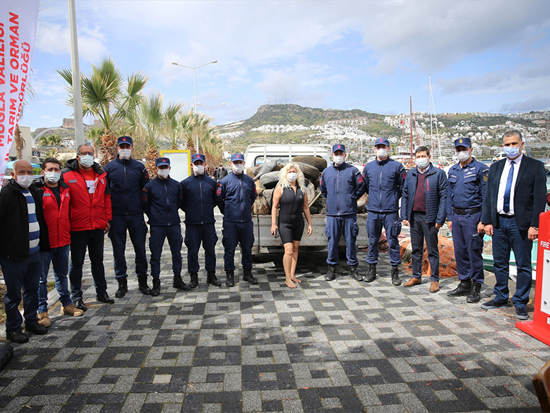 Bodrum ve Datça'da Dalgıçlar Balıkçı Barınaklarını Temizledi