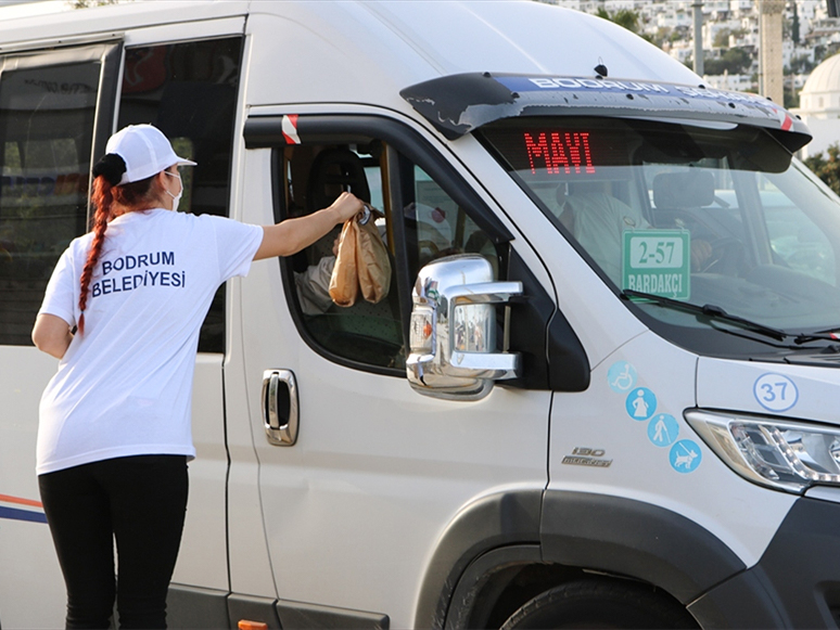 Bodrum'da İftara Yetişemeyenlere Kumanya Dağıtılıyor