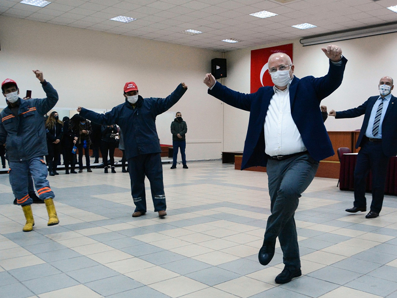 Belediye Personeli Toplu İş Sözleşmesini Zeybek Oynayarak Kutladı