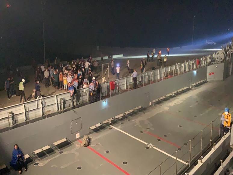 Milas'ta Yangın Bölgesindeki Vatandaşlar Deniz Kuvvetleri Komutanlığı Gemileriyle Tahliye Ediliyor