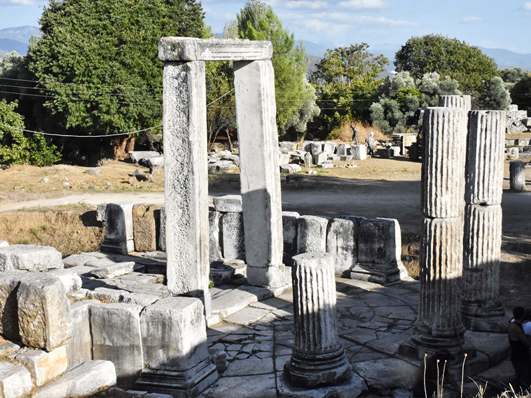 Lagina Hekate Kutsal Alanı’nın Tören Kapısı Düzenleniyor