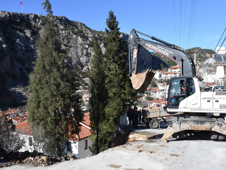 Muğla'da Yıkılma Tehlikesi Bulunan Duvara Belediye Ekiplerince Müdahale Edildi