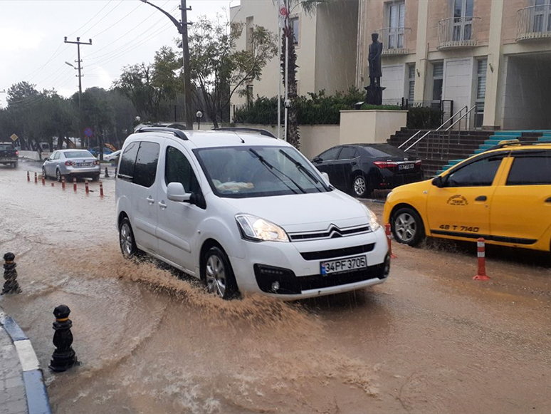 Bodrum ve Marmaris'te Etkili Olan Sağanak Günlük Yaşamı Olumsuz Etkiledi