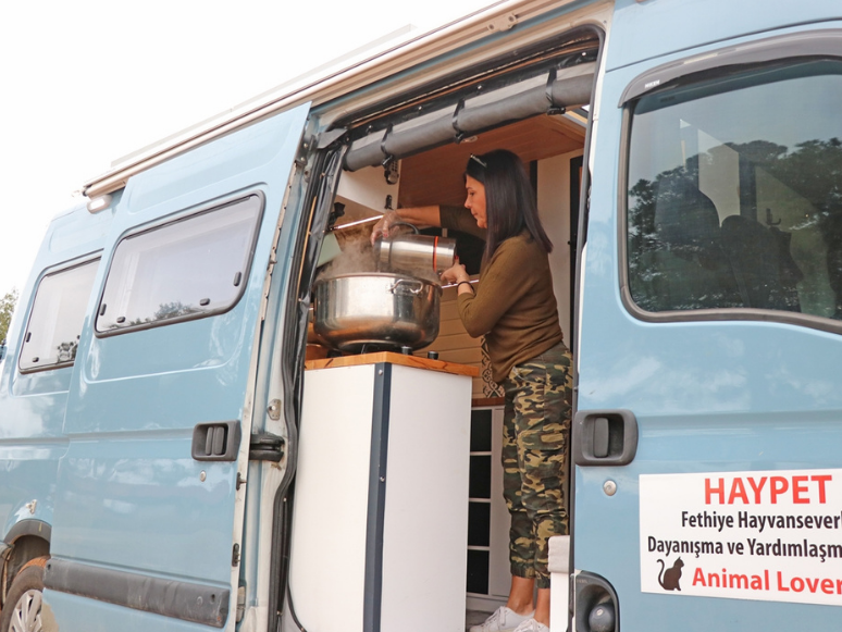 Karavanıyla Sokak Hayvanlarına Sıcak Yemek Dağıtıyor