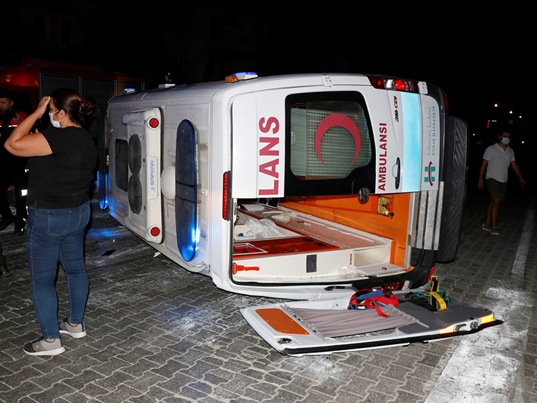 Ambulansla Hafif Ticari Araç Çarpıştı: 6 Yaralı