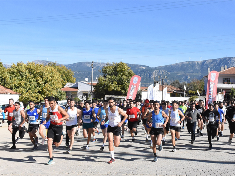 Muğla'da Atatürk'e Saygı Gençlik 28. Yol Koşusu Yapıldı