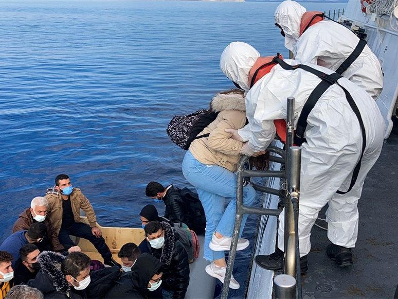 Türk Kara Sularına Geri İtilen 36 Düzensiz Göçmen Kurtarıldı