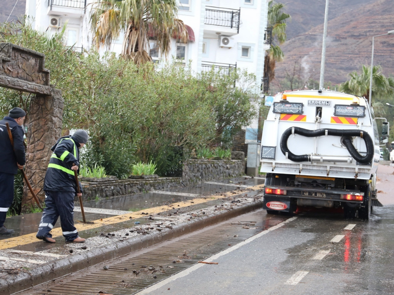 Marmaris'te Sağanak Nedeniyle Toprak Kayması ve Su Baskınları Yaşandı 