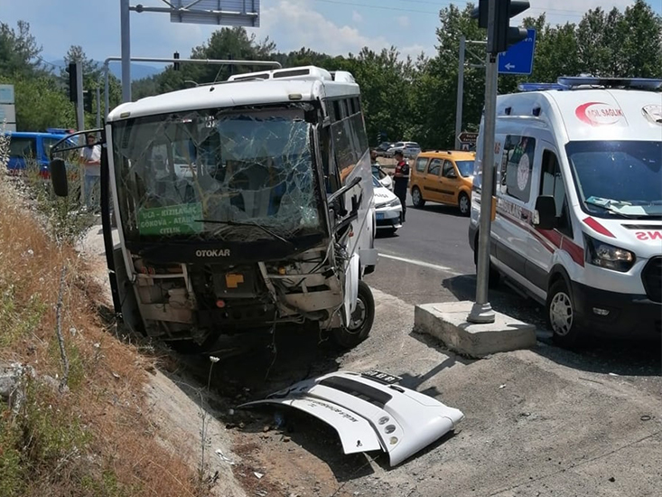 Muğla'da Yolcu Otobüsü ile Tırın Çarpıştığı Kazada 3 Kişi Yaralandı