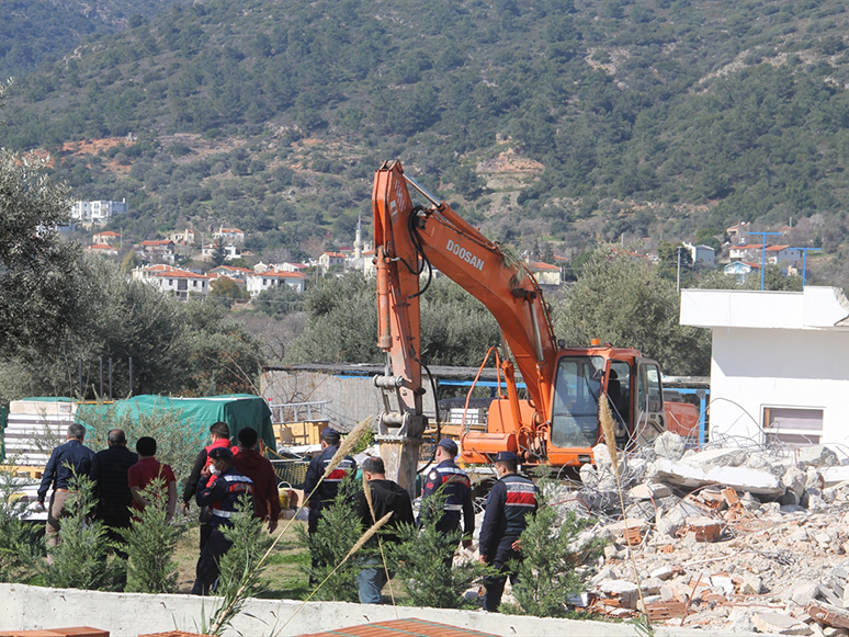 Datça'da İmara Aykırı Binalar Yıkıldı