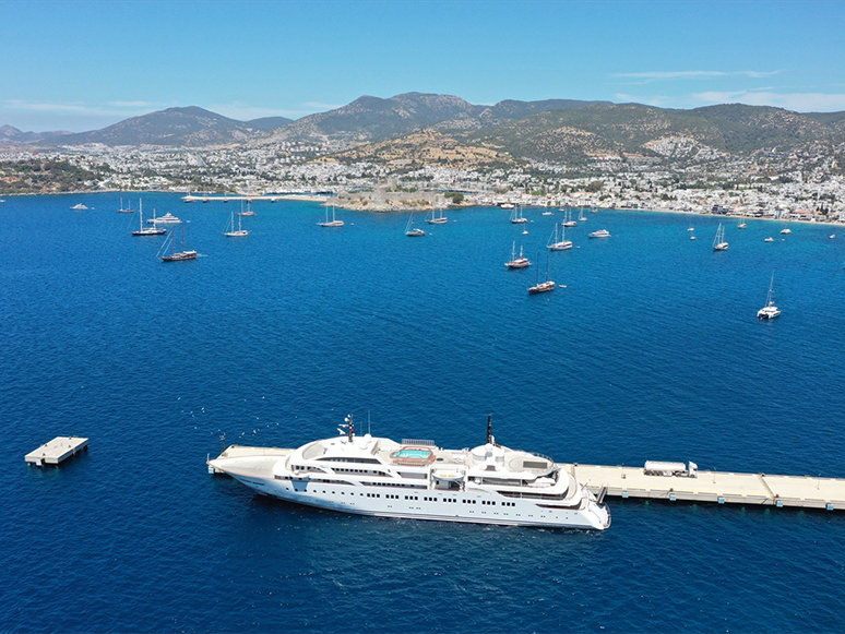 Bodrum'a Gelen Dream İsimli Lüks Yat Yakıt İkmali İçin Limana Yanaştırıldı