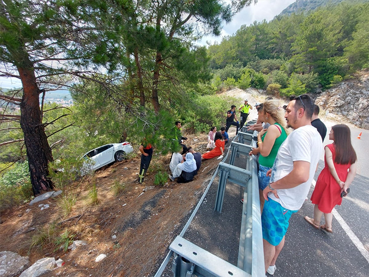 Muğla'da Şarampole Devrilen Otomobildeki 6 Kişi Yaralandı