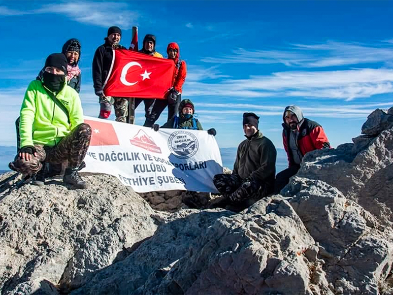 Fethiye'de Dağcılık Kulübü Üyeleri Ata'ya Saygı Tırmanışı Yaptı
