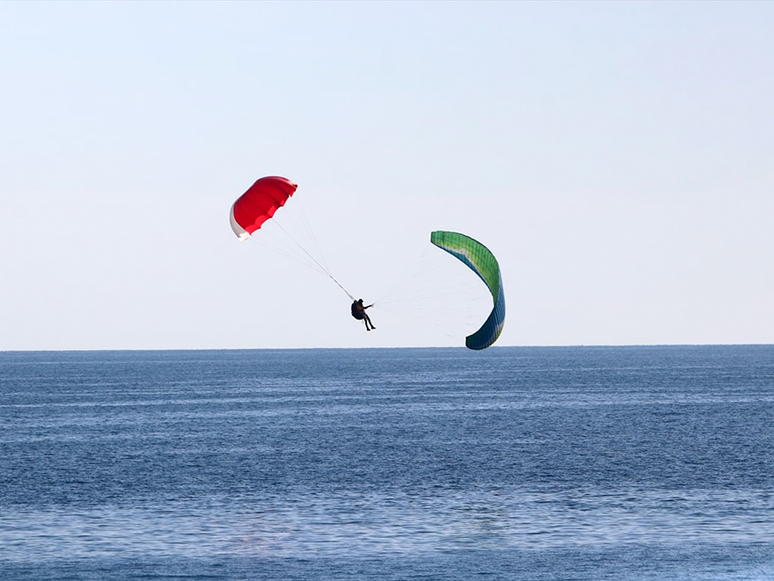 Muğla'da Yamaç Paraşütü Kapanan 2 Pilot, Yedek Paraşütle Çakılmaktan Kurtuldu 