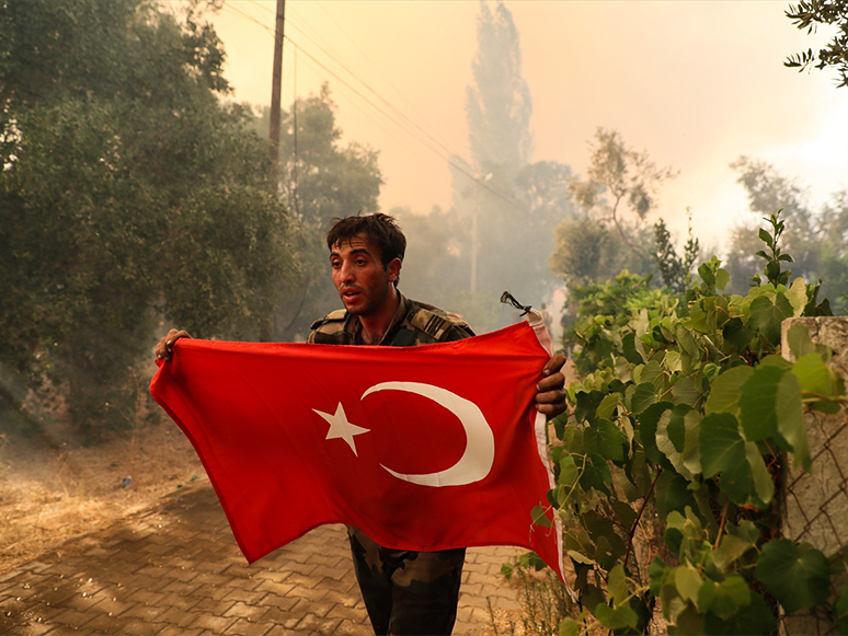 Marmaris'te Yangında Görevli Azerbaycanlı İtfaiyecilerin Türk Bayrağı Duyarlılığı