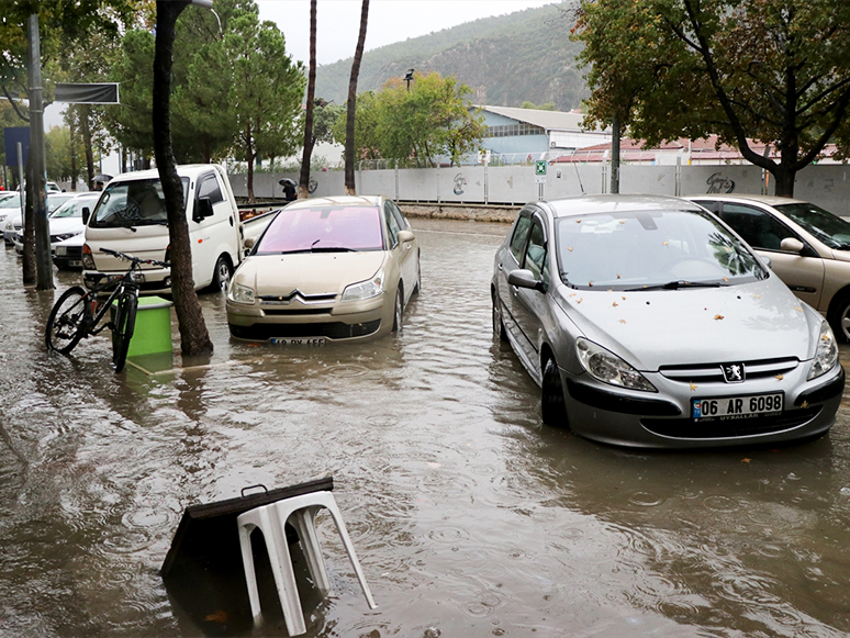 Sağanak Hayatı Olumsuz Etkiledi