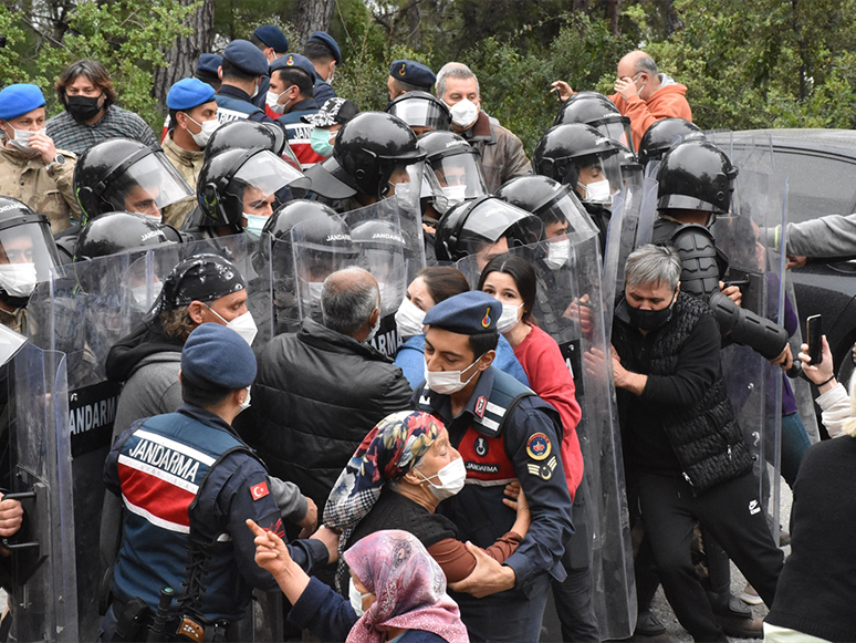 Muğla'da Kaçak Yapıların Yıkımı Sırasında Gerginlik Yaşandı