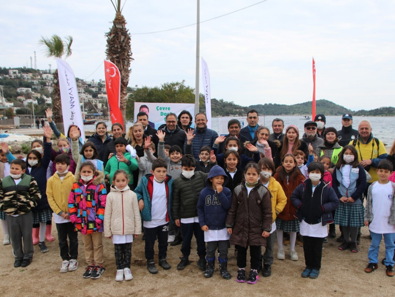 Bodrum'da Dalgıçlar Denizi, Öğrenciler Kıyıyı Temizledi