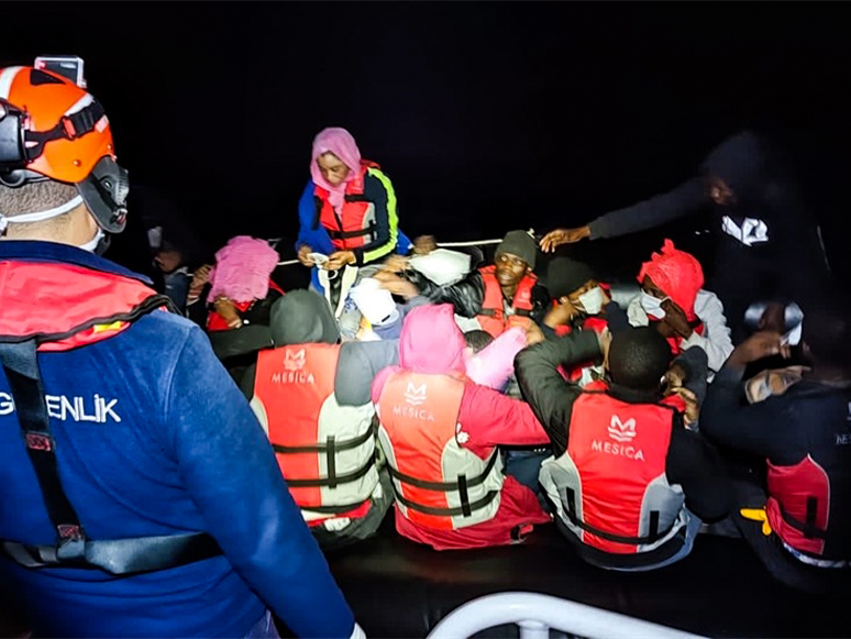 Türk Kara Sularına Geri İtilen 71 Düzensiz Göçmen Kurtarıldı