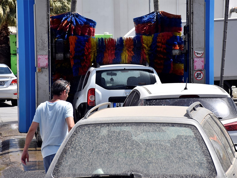 Bodrum'da Çamurlu Yağış Nedeniyle Oto Yıkamacılarda Yoğunluk Yaşandı