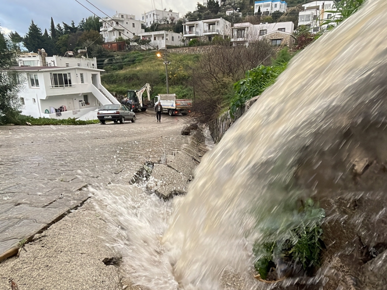 Bodrum'da Sağanağın Ardından Evleri Su Bastı, Kara Yolu Ulaşıma Kapandı