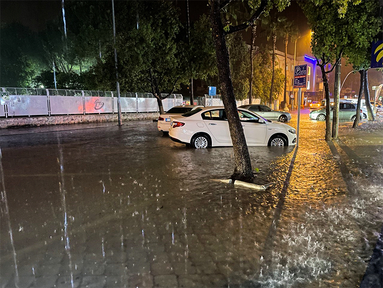 Fethiye İlçesinde Sağanak Su Baskınlarına Neden Oldu