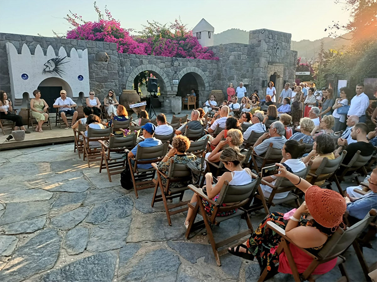 Bodrum'da Foto Muhabiri Mehmet Can Meral'in Yangın Fotoğrafları Sergisi Açıldı