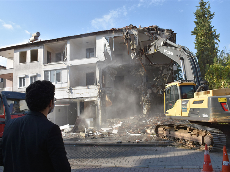 Marmaris'te Yıkılma Riski Bulunan Bina İş Makineleriyle Yıkıldı