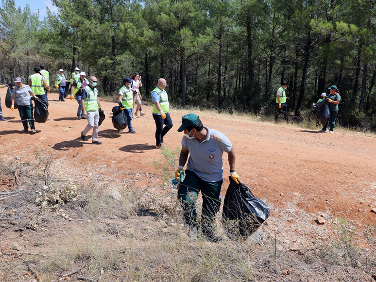 Menteşe'de Orman Yangınlarından Etkilenen Mahallede Çevre Temizliği Yapıldı