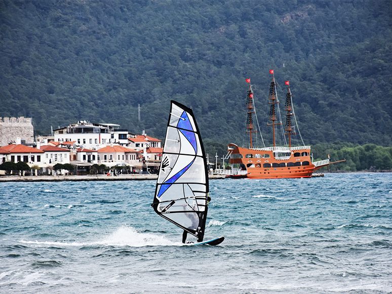 Marmaris'te Adrenalin Tutkunlarının Keşişlemede Sörf Keyfi