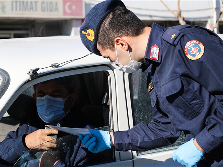Muğla’da Jandarma Ekipleri Vatandaşlara Maske Dağıttı
