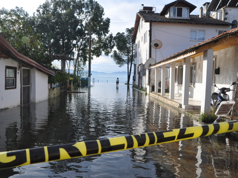 Muğla'da Köyceğiz Gölü Taştı, Ev ve İş Yerlerini Su Bastı