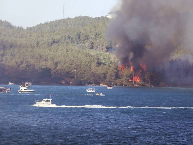 Tekne Kaptanları Tatilcileri Yangından Kurtardı