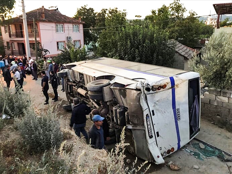 Manisa’da Tarım İşçilerini Taşıyan Minibüsle Kamyon Çarpıştı: 26 Yaralı