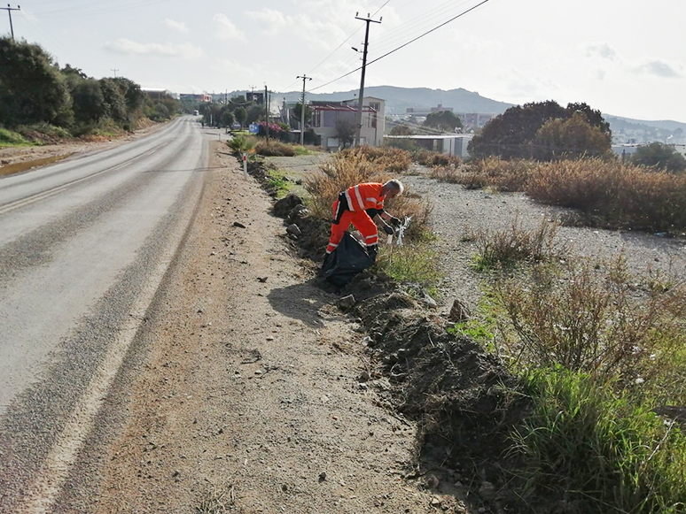 Bodrum'da Karayolları Ekiplerinden Çevre Temizliği 