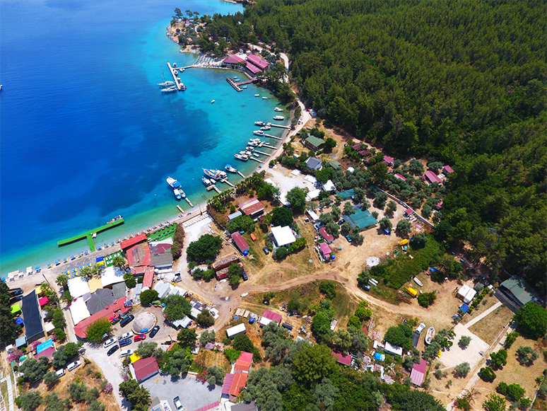 Muğla'daki Akbük Koyu'nda Kaçak Yapıların Yıkımına Devam Ediliyor