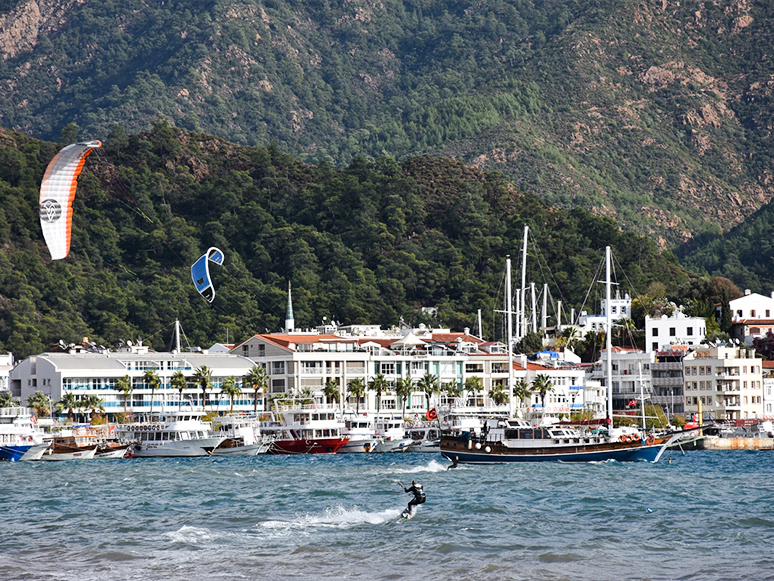 Marmaris'te Adrenalin Tutkunları Sörf Keyfi Yaşadı