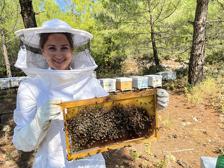 Tekstil Mühendisi Kadın Mesleğini Bırakıp Arıcı Oldu