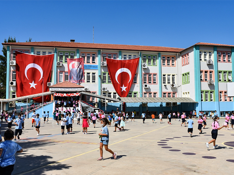 Orman Yangınının İzlerinin Silinmeye Çalışıldığı Marmaris'te Tüm Okullar Açıldı